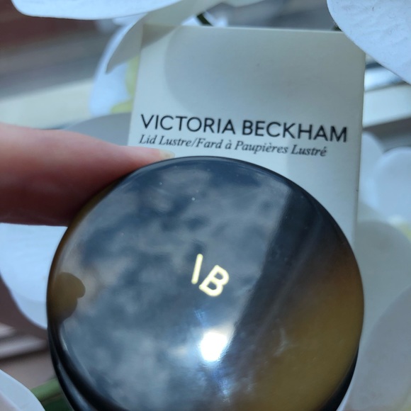 Victoria Beckham Lid Lustre crystal infused eyeshadow in Honey - Picture 2 of 5